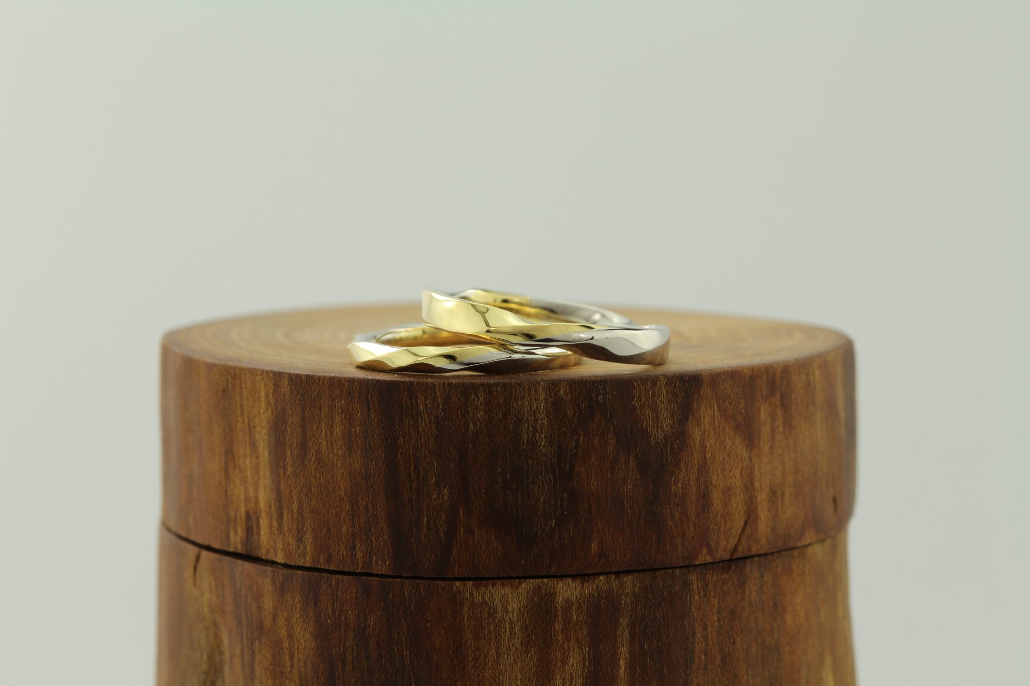 Pair of matching wedding rings in yellow gold and platinum at Jacqueline & Edward